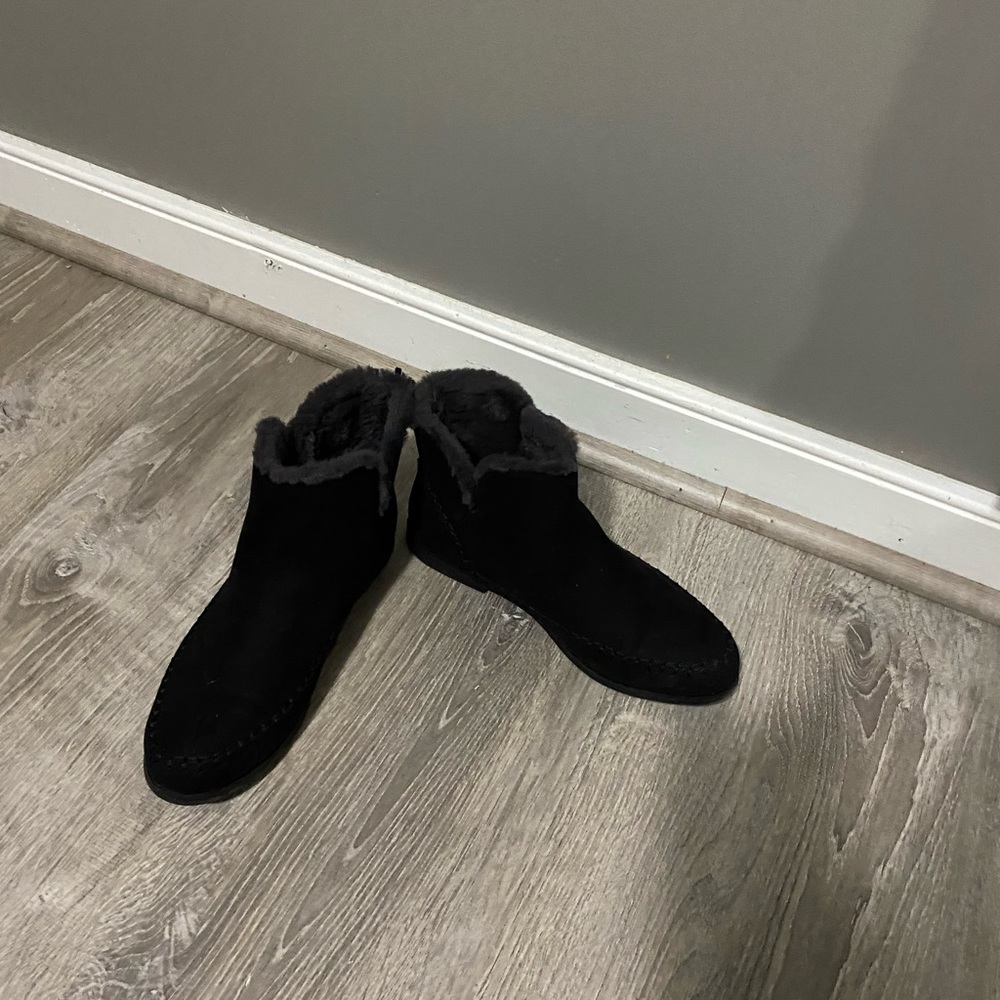 Flat boots